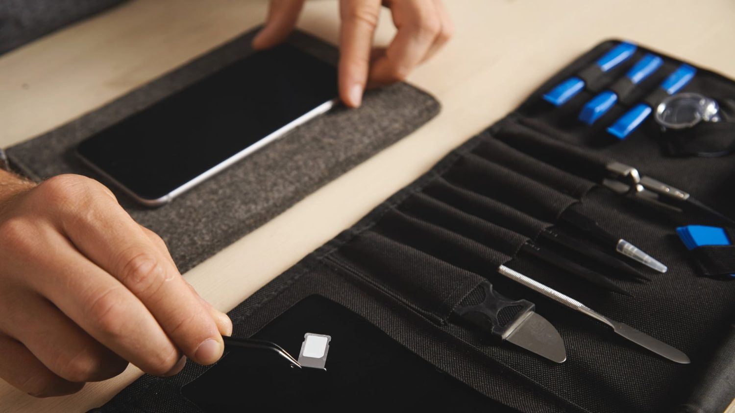 A professzionális iPhone tisztítás szétszereléssel kezdődik.